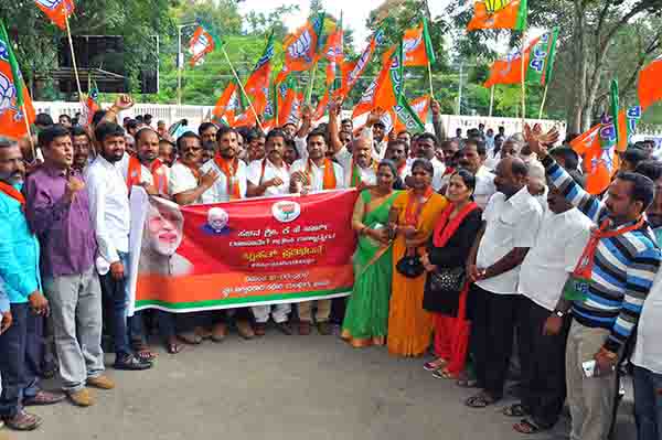 ಹಾಸನ: ಕೆ.ಜೆ.ಜಾರ್ಜ್ ರಾಜೀನಾಮೆಗೆ ಆಗ್ರಹಿಸಿ ಧರಣಿ